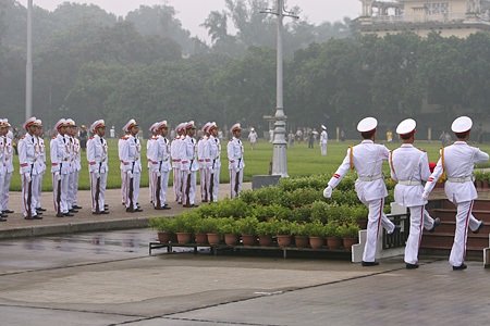 Nghiêm trang lễ chào cờ trên quảng trường Ba Đình - 4 Nghiêm trang lễ chào cờ trên quảng trường Ba Đình - 4