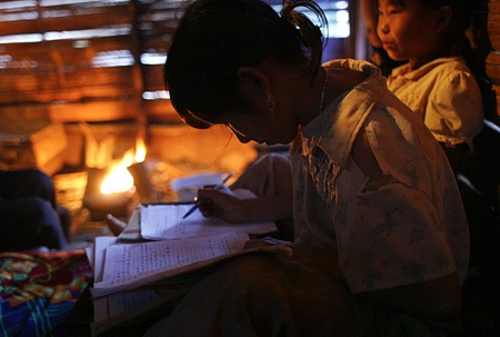 Ánh đèn tù mù soi con chữ vùng cao - 10 Ánh đèn tù mù soi con chữ vùng cao - 10