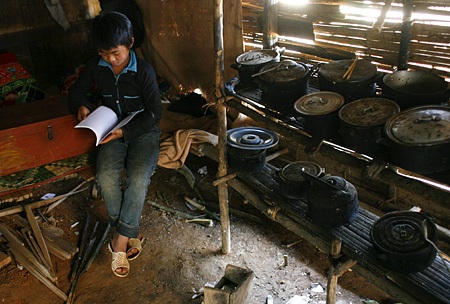 Ánh đèn tù mù soi con chữ vùng cao - 11 Ánh đèn tù mù soi con chữ vùng cao - 11