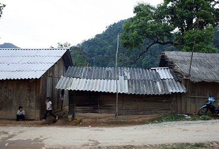 Ánh đèn tù mù soi con chữ vùng cao - 2 Ánh đèn tù mù soi con chữ vùng cao - 2