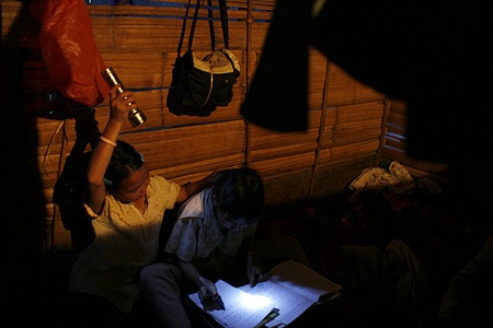 Ánh đèn tù mù soi con chữ vùng cao - 8 Ánh đèn tù mù soi con chữ vùng cao - 8