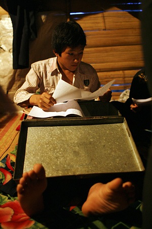 Ánh đèn tù mù soi con chữ vùng cao - 9 Ánh đèn tù mù soi con chữ vùng cao - 9