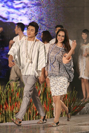 Ngọc Hân, Thùy Dung nổi bật trong tuần lễ thời trang Việt Nam xuân hè 2012 - 16 Ngọc Hân, Thùy Dung nổi bật trong tuần lễ thời trang Việt Nam xuân hè 2012 - 16