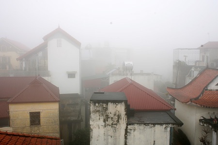 Mây “nuốt” cao ốc Hà Nội