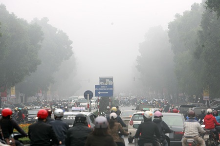 Mây “nuốt” cao ốc Hà Nội