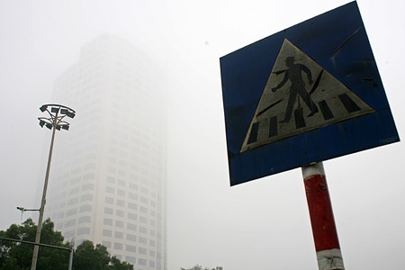 Mây “nuốt” cao ốc Hà Nội