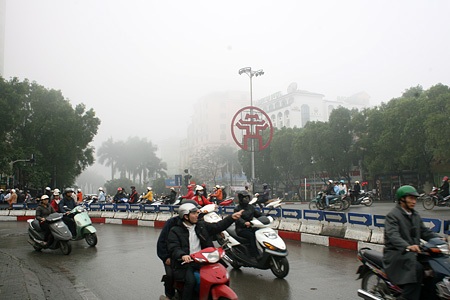 Mây “nuốt” cao ốc Hà Nội