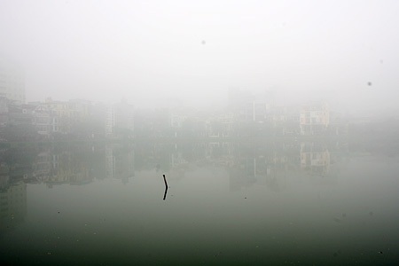 Mây “nuốt” cao ốc Hà Nội