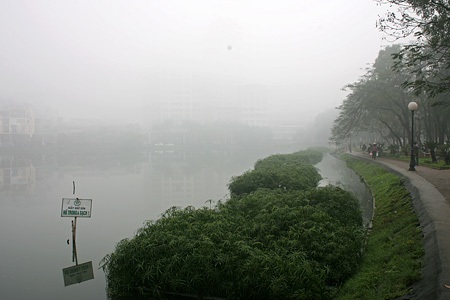 Mây “nuốt” cao ốc Hà Nội