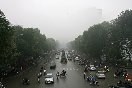 Mây “nuốt” cao ốc Hà Nội