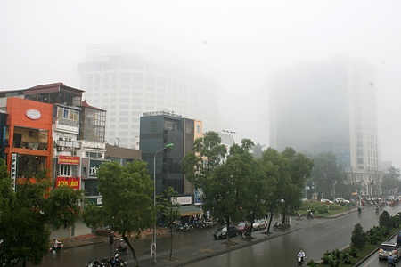 Mây “nuốt” cao ốc Hà Nội