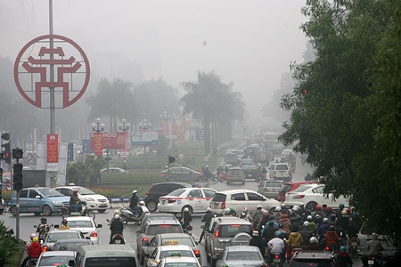 Mây “nuốt” cao ốc Hà Nội