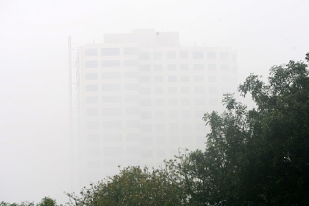 Mây “nuốt” cao ốc Hà Nội