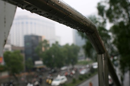 Mây “nuốt” cao ốc Hà Nội