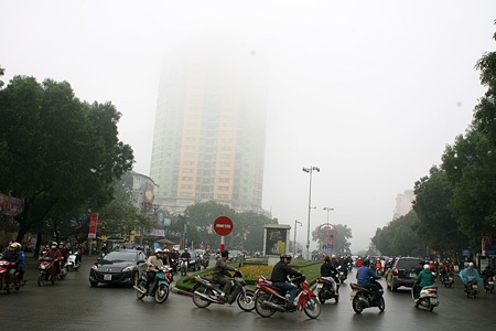 Mây “nuốt” cao ốc Hà Nội