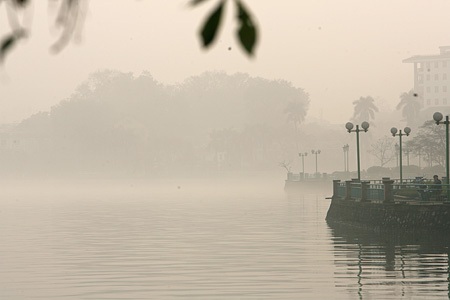 Mây “nuốt” cao ốc Hà Nội