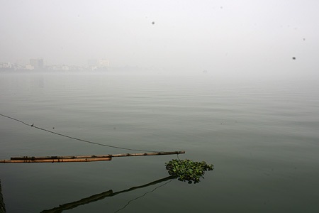Mây “nuốt” cao ốc Hà Nội