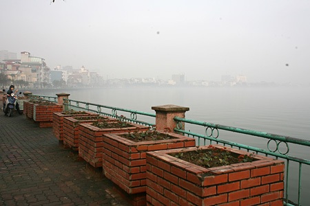 Mây “nuốt” cao ốc Hà Nội