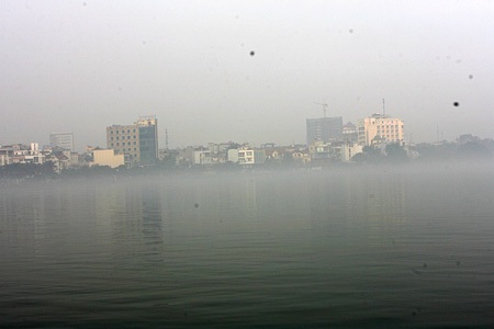 Mây “nuốt” cao ốc Hà Nội