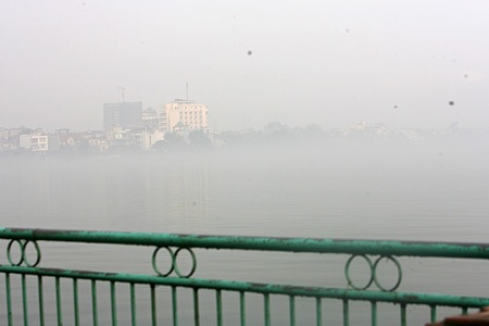 Mây “nuốt” cao ốc Hà Nội