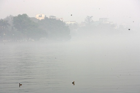 Mây “nuốt” cao ốc Hà Nội