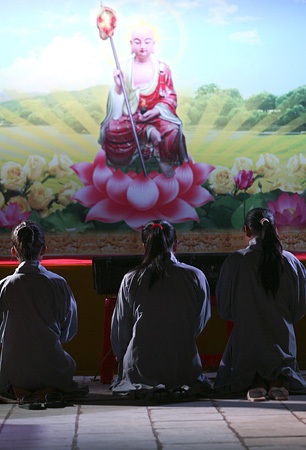 Các phật tự đọc bài Cảm niệm bồng hồng cài áo.