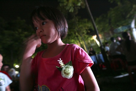 Bông hoa hồng trắng tượng trưng cho người đã mất mẹ, người còn mẹ sẽ được gắn hoa màu đỏ.