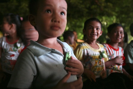 Đứa trẻ phải nhận hoa trắng mà chưa hiểu hết nỗi đau mất mẹ