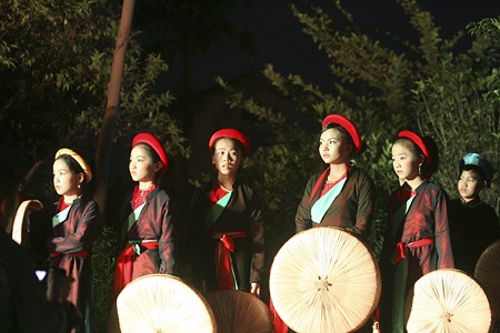 Nhóm văn nghệ của CLB tài năng chùa Phật Tích.