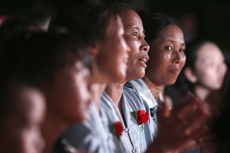 Những bông hoa hồng cài lên ngực áo các phật tử.