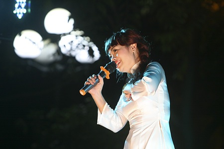 Phật tử - ca sĩ Ngọc Khuê và gia đình cùng về tham dự lễ tại chùa Phật Tích.