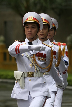 Đội Tiêu binh mang cờ ASEAN tiến vào vị trí.