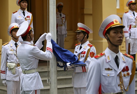 Buộc cờ vào cột chuẩn bị nghi thức kéo cờ.