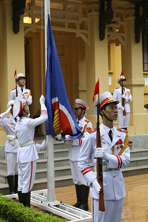Lá cờ dần được kéo lên trong trước sự chứng kiến của các quan khách.