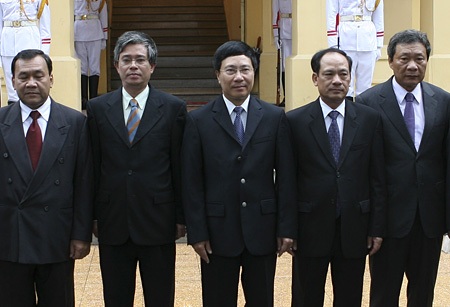 Bộ trưởng Phạm Bình Minh chụp ảnh lưu niệm cùng các quan khách.