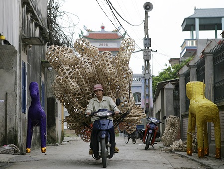 Dịp rằm tháng Bảy hàng năm là mùa gặt hái lớn của làng Phúc Am, mặc dù làng có việc quanh năm.