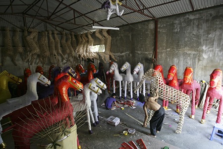 Các ông mã đang được đưa lên xe tải để chuẩn phục vụ thế giới bên kia.