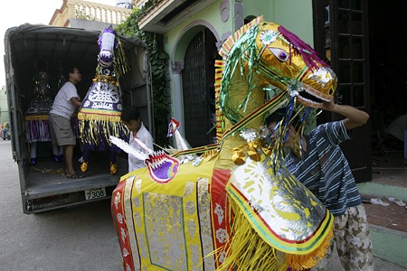 Các ông mã đang được đưa lên xe tải để chuẩn phục vụ thế giới bên kia.