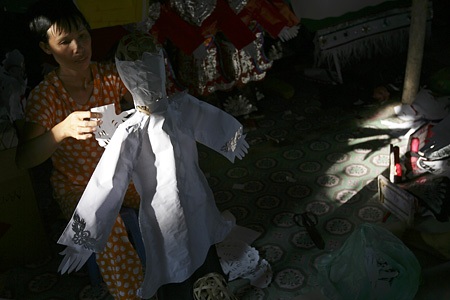 Dù chỉ là những hình nhân sắp bị mang đốt, nhưng được làm cầu kì và trải qua nhiều công đoạn.