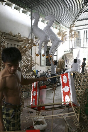 Họ có thể làm ra Ipad, trạm xăng...nhưng sản phẩm lâu dài vẫn là ngựa và voi.