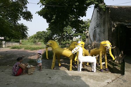 Khi trời nắng, các sản phẩm sẽ được mang ra đường phơi hàng loại.