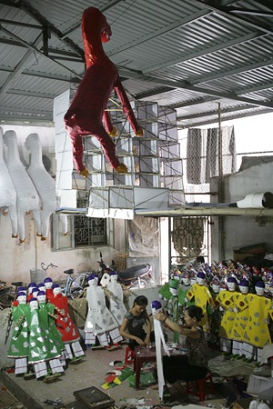 Trong một xưởng làm vàng mã tại làng Phúc Am.