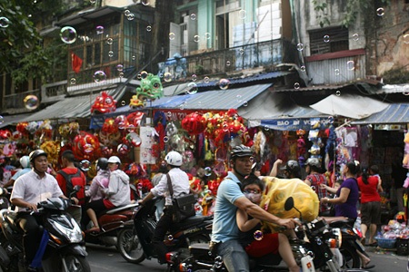 Phố Hàng Mã trở nên long lanh vì Trung thu.