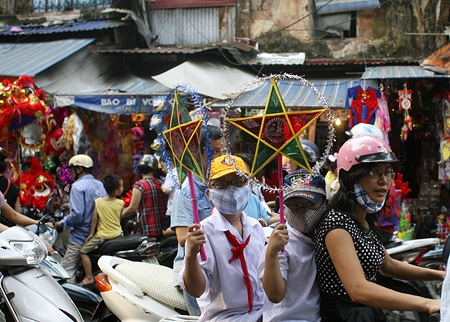 Một người mẹ đón con về tranh thủ tạt vào chợ sắm đồ chơi cho con.