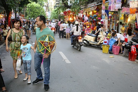 Một gia đình đi chơi chợ Trung thu.