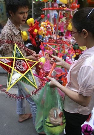 Một người mua hàng cho nhiều trẻ.