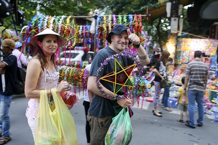 Không có gì ngạc nhiên khi các khách nước ngoài thích thú những món đồ truyền thống của Việt Nam.