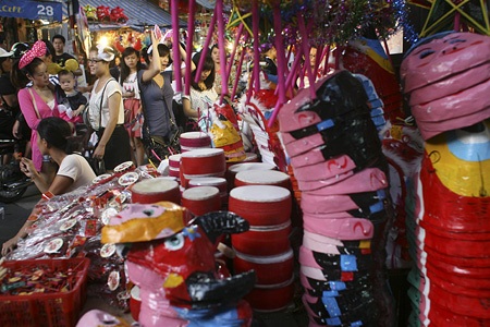 Với gian hàng này, người ta có thể sắm đầy đủ các loại đồ chơi cho trẻ dịp Trung thu.