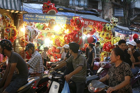 Khu vực bán các loại đèn lồng.