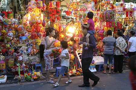 Khu vực bán các loại đèn lồng.